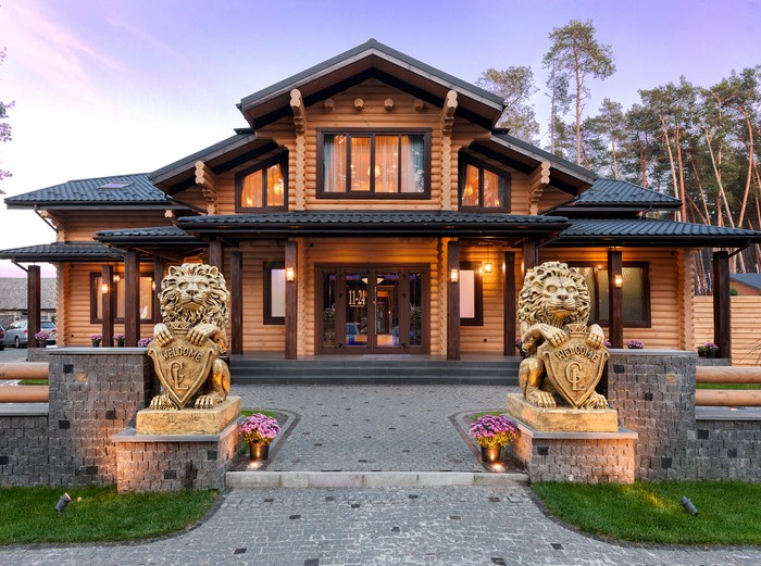 Golden Lion hotel and restaurant complex